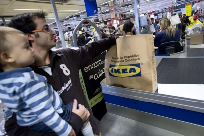 Un cliente de Ikea, en una imagen de archivo.-ARNAU BACH