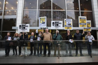 Manifestación de Adicae contra las entidades que no han devuelto la cláusula suelo en Barcelona.-ELISENDA PONS