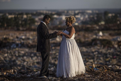 Una pareja de catadores de lixo, protagonizó la última historia de amor en el mayor basurero de Latinoamérica, que el sábado cerrará sus puertas en Brasilia, Brasil.-/ EFE / ANDRE COELHO (EFE)