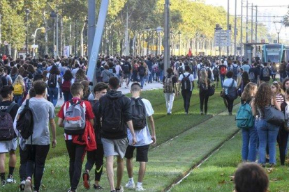 Estudiantes marchan por la Diagonal, el lunes. /-JORDI COTRINA