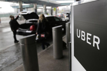 Uber defiende que la ciudad no tenía competencia para aprobar esa medida.-AP