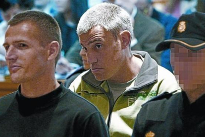 Los etarras Igor Portu (izquierda) y Mattin Sarasola, durante el juicio por el atentado de la T-4, en la Audiencia Nacional, en mayo.-/ ARCHIVO / EFE
