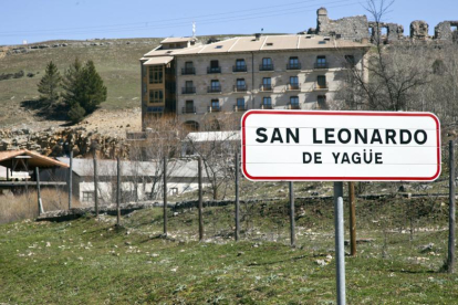 Cartel de acceso a San Leonardo.-DIEGO MAYOR