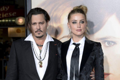 Johnny Depp y Amber Heard durante una premiere en Los Ángeles.-KEVORK DJANSEZIAN / REUTERS