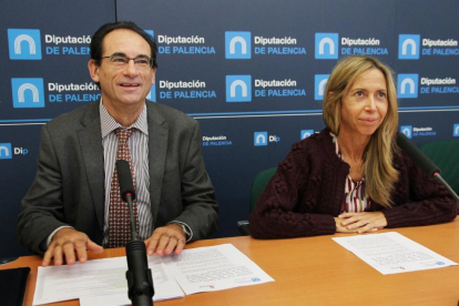 La diputada de Cultura, Carmen Fernández, y el director provincial de Educación, Sabino Herrero, presentan la resolución de convocatoria de subvenciones a ayuntamientos para obras de reparación, conservación y mejora de Centros de Educación Infantil y Pri-Ical