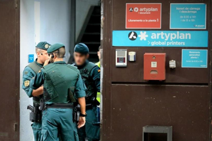 Agentes de la Guardia Civil a la entrada de la imprenta Artyplan, en Sant Feliu de Llobregat, este viernes.-FERRAN NADEU