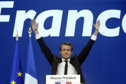 Emmanuel Macron saluda a sus seguidores tras conocer los resultados.-THIBAULT CAMUS