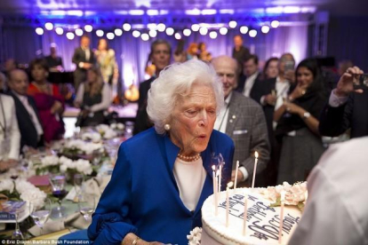 Barbara Bush sopla las velas de su 90 aniversario.-PERIODICO (ERIC DRAPER / BARBARA BUSH FOUNDATION)