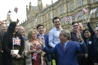 Nigel Farage, líder del UKIP, celebra la victoria con sus seguidores en Londres.-REUTERS