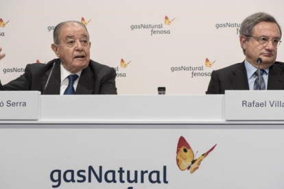 El presidente de Gas Natural, Salvador Gabarró, y el consejero delegado Rafael Villaseca, a su derecha.-RICARD FADRIQUE