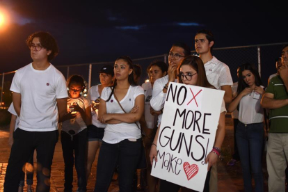 Vigilia en Ciudad Juárez por la matanza de El Paso: "No más armas".-EFE