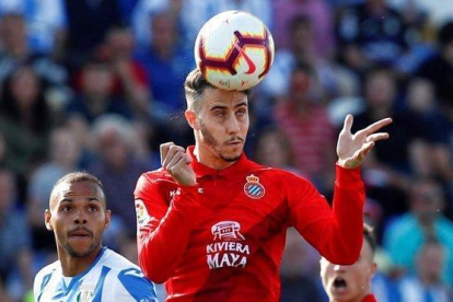 Mario Hermoso cabecea un balón en un partido del Espanyol.-EFE