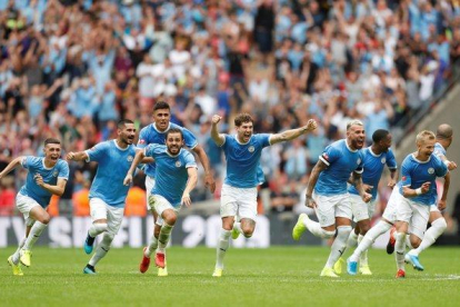 Los jugadores del City celebran el triunfo a la conclusión de la tanda de penaltis.-X03810