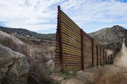 Sección de una barrera fronteriza en la frontera entre México y EEUU, en Tecate (California), el 14 de febrero del 2017.-AFP / JIM WATSON