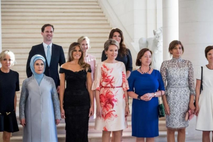 De izquierda a derecha, Brigitte Macron, Emine Gulbaran Erdogan, Melania Trump, la reina Matilde de Bélgica, Ingrid Schulerud, Desislava Radeva, Amelie Derbaudrenghien, y en la segunda fila, Gauthier Destenay, Mojca Stropnik y Thora Margret Baldvinsdottir-AFP