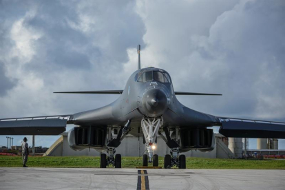 Un bombardero despega de la base Anderson, en Guam.-EFE