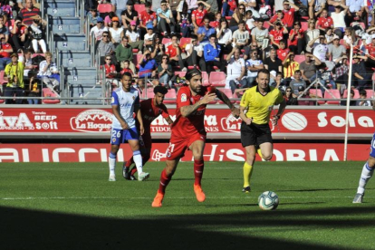 Marc Mateu conduce el balón durante el partido con el Zaragoza, última derrota rojilla.-VALENTÍN GUISANDE