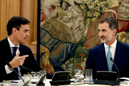 El presidente del Gobierno, Pedro Sánchez, y el Rey, durante la reunión del Consejo de Seguridad Nacional del pasado 16 de julio, en la Zarzuela. /-MARISCAL (EFE)