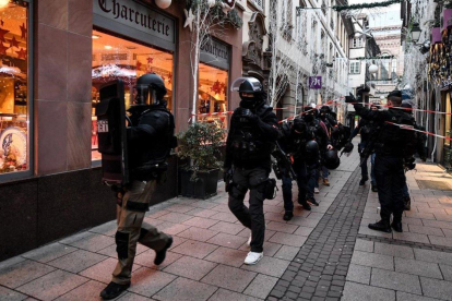 La policía francesa busca al sospechoso del atentado en el mercadillo de Navidad de Estrasburgo.-PATRICK SEEGER (EFE)