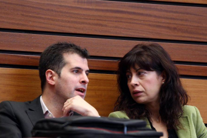La portavoz del Grupo Parlamentario Socialista, Ana Redondo, y el secretario autonómico del PSOE, Luis Tudanca-Ical