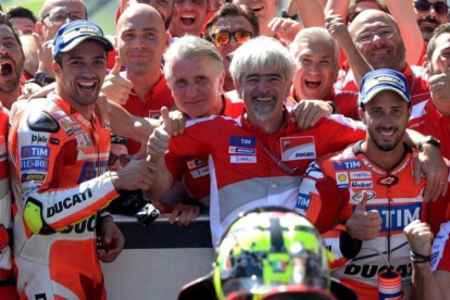 Andrea Iannone, Gigi Dall'Igna y Andrea Dovizioso, en la celebración de Austria.-AFP / MICHAL CIZEK