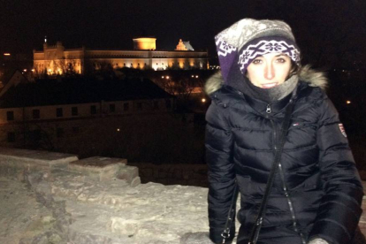 La estudiante soriana Paula Lafuente con el castillo de Lublin de fondo.-