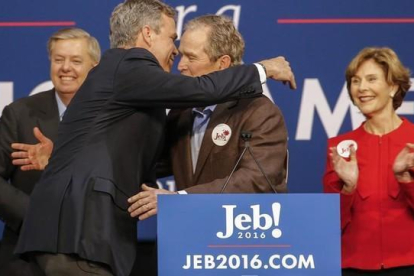 Jeb y George Bush, en un acto de la campaña del primero cuando era candidato.-EFE / ERIK S. LESSER