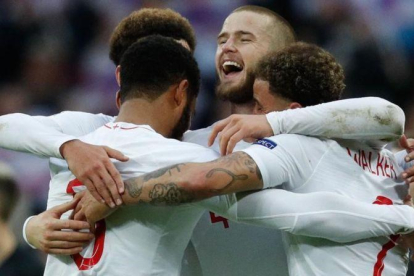 Walker, Stones, Alli y Dier celebran el triunfo de Inglaterra sobre Croacia.-ADRIAN DENNIS (AFP)