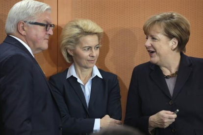 Merkel, con la ministra de Defensa, Ursula von der Leyen, y el titular de Exteriores, Frank-Walter Steinmeier, este martes.-AP