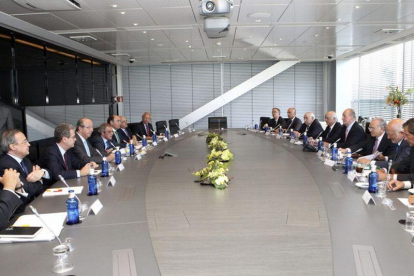Los miembros del Consejo Empresarial para la Competitividad con el rey Juan Carlos en agosto del 2008.-EFE