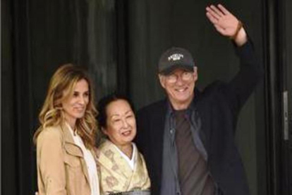 El actor norteamericano Richard Gere saluda a los fans junto a su novia gallega, Alejandra Silva.-ALVARO BARRIENTOS