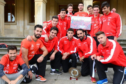 Los integrantes del Atletismo Numantino que ayer fueron recibidos en el Ayuntamiento de Soria.-Álvaro Martínez