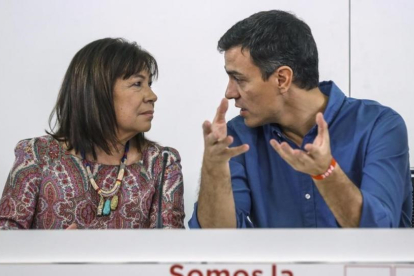 Pedro Sánchez habla con la presidenta del PSOE, Cristina Narbona, en la sede del partido .-EFE / EMILIO NARANJO