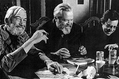 John Huston, Orseon Welles y Peter Bogdanovich, en un descanso del rodaje de la película 'The Other Side of the Wind'.-