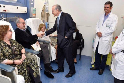 El presidente de la Fundación Bancaria La Caixa, Isidro Fainé, saluda a pacientes en el Hospital Clínico de Barcelona.-EL PERIÓDICO