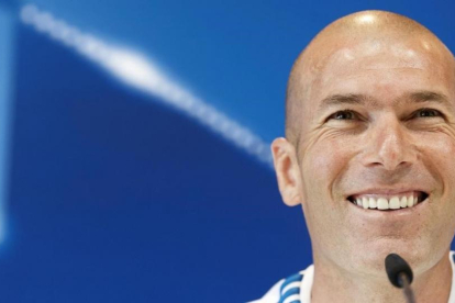 Zinedine Zidane, durante la rueda de prensa del pasado martes en Valdebebas.-AP / DANIIEL OCHOA DE OLZA