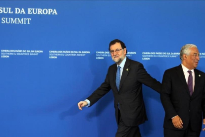Mariano Rajoy con el primer ministro portugués, António Costa, durante la anterior cumbre de los países del sur, que se celebró el 28 de enero en Lisboa.-EFE / ANDRE KOSTERS