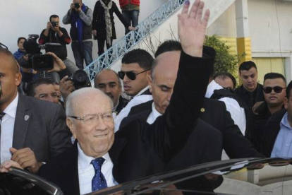 Beji Caid Essebsi saluda a unos simpatizantes, este domingo.-Foto: STR/EFE