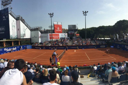Aspecto de la pista con Nishikori y Guillermo García-López, minutos antes de la retirada del tenista japonés.-TWITTER / BCNOPEN BANCSABADELL