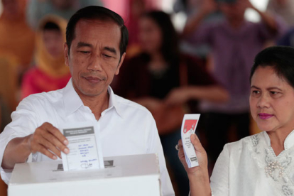 El presidente de Indonesia, Joko Widodo, lidera los sondeos de votos de las elecciones en Indonesia.-DITA ALANGKARA/ AP
