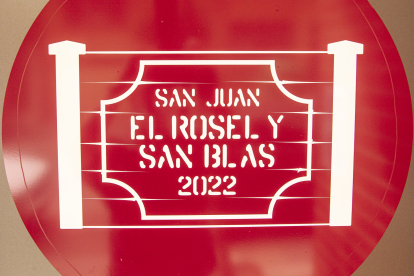 El logo de El Rosel y San Blas es un burladero. MARIO TEJEDOR