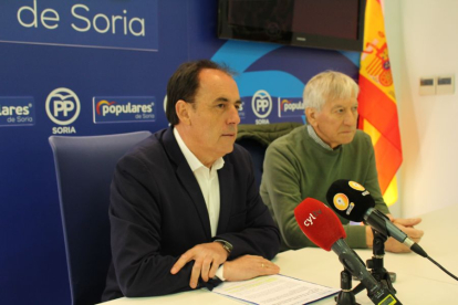 En primer término, el presidente del PP, Benito Serrano, junto a José Luis Campos.-HDS