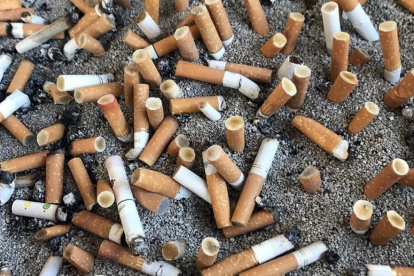 Un cenicero lleno de cigarrillos junto al aceso de un hospital barcelonés.-XAVIER JUBIERRE