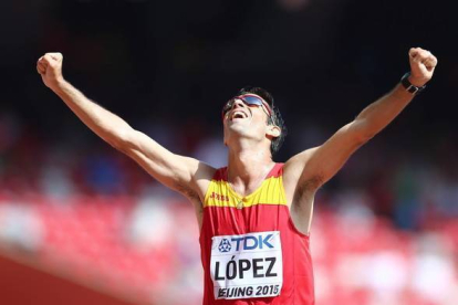 Miguel Angel López celebrando su victoria en los 20 km marcha, en los Mundiales de Atletismo de Pekín.-Foto:  EFE / SRDJAN SUKI