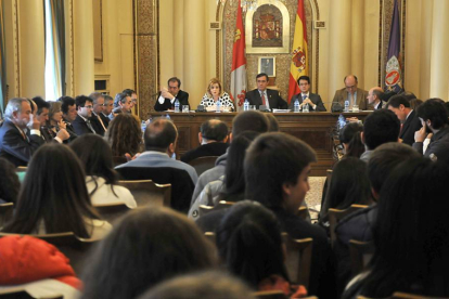 El concurrido Pleno de ayer gracias a la visita de los alumnos de tercero de ESO de Escolapias.-VALENTÍN GUISANDE