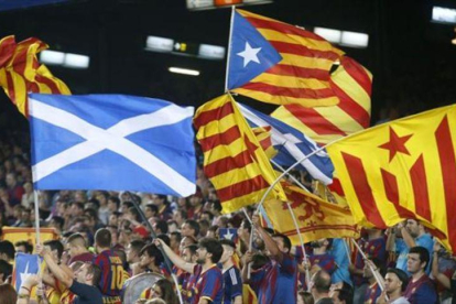 Banderas independentistas en un partido del Barça.-EL PERIÓDICO