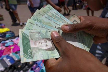 Nuevos billetes de bolívar.-AFP / SCHNEYDER MENDOZA