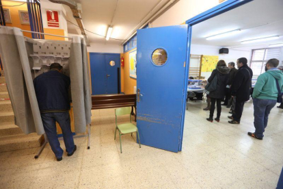 Un colegio electoral de L'Hospitalet, en las elecciones generales del 2015.-EL PERIÓDICO