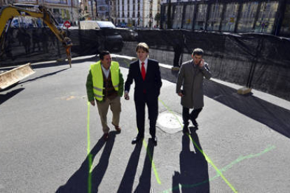 Carlos Rubio, Carlos Martínez y Javier Antón, antes del inicio de las obras. / ÁLVARO MARTÍNEZ-