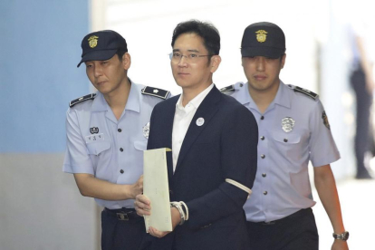 El heredero del grupo Samsung, Lee Jae-yong, a su llegada al tribunal del Distrito Central de Seúl, este viernes.-EFE / CHUNG SUNG-JUN / POOL